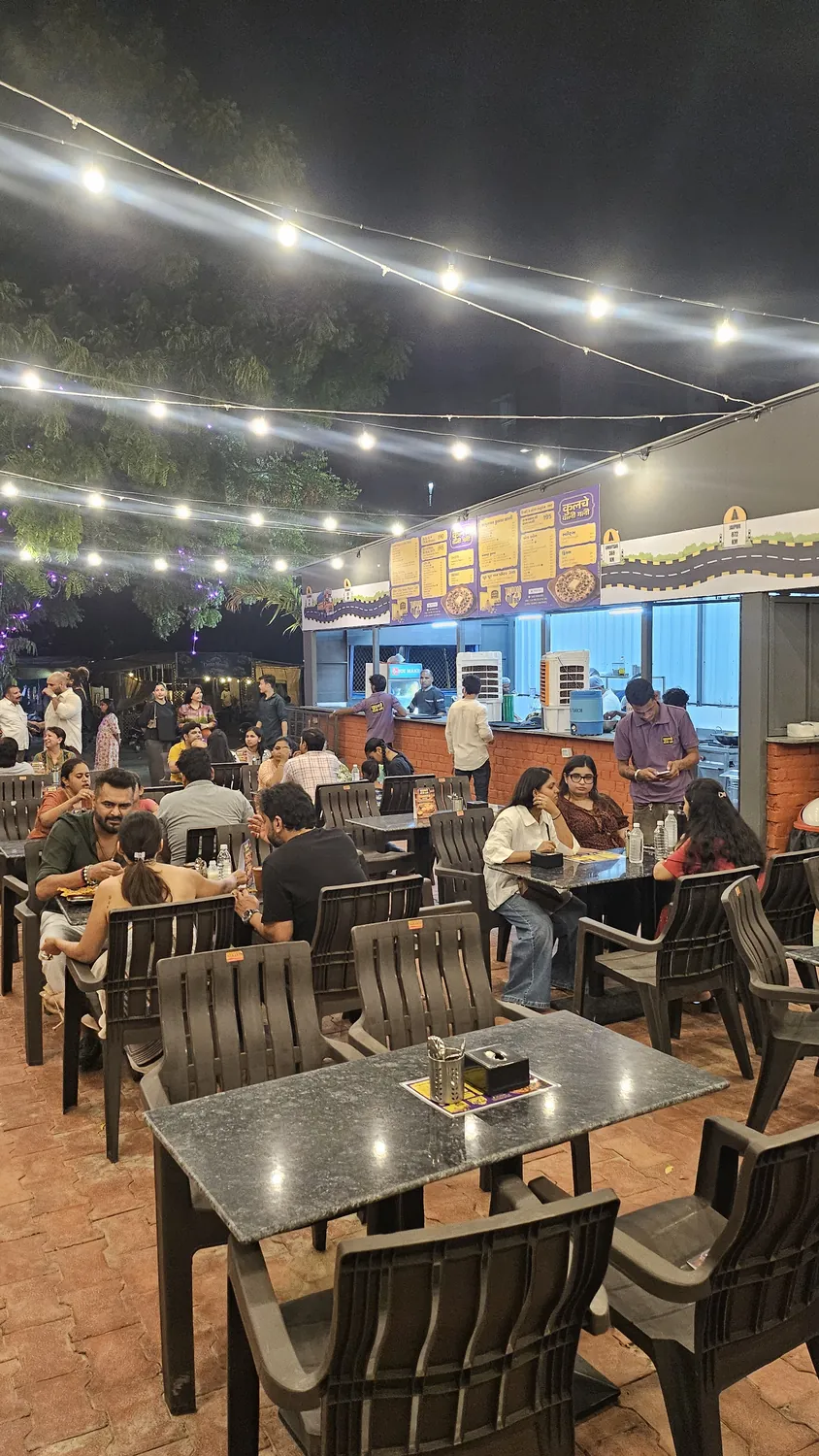 A bustling evening at Kulche Wali Gali