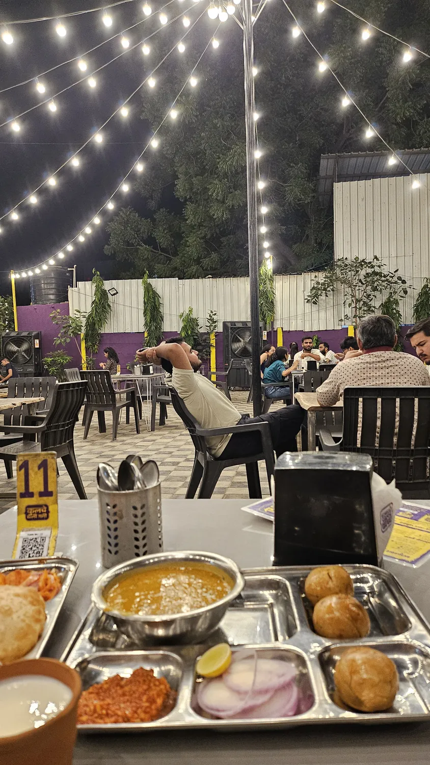 A bustling evening at Kulche Wali Gali